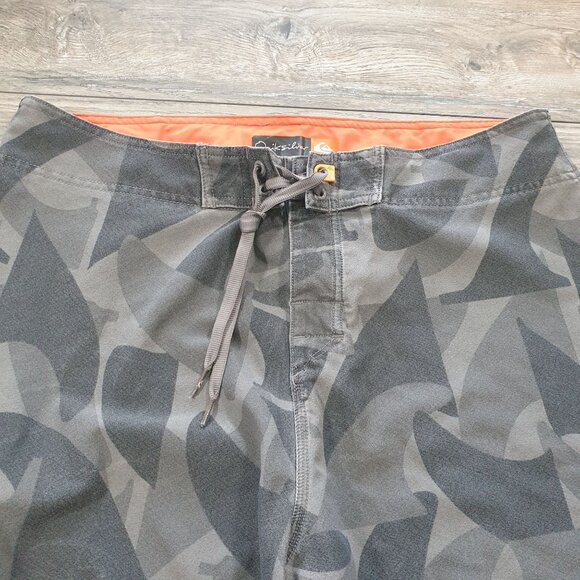 Quiksilver Men Gray Camo Board Shorts Size 36 Drawstring Pocket Swim Beach Surf - Picture 3 of 7